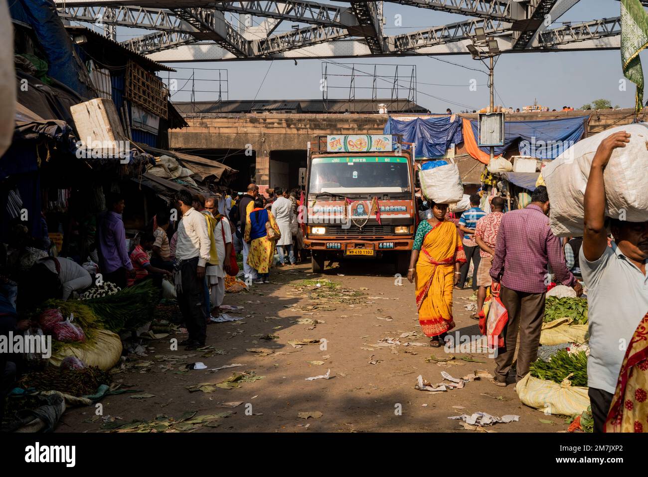 Kolkata, India. 10th Jan, 2023. A view of the Kolkata Flower Market while people begin to arrive in West Begal as a part of the mass pilgrimage for Gangasagar Mela 2023. Credit: Matt Hunt/Neato/Alamy Live News Stock Photo