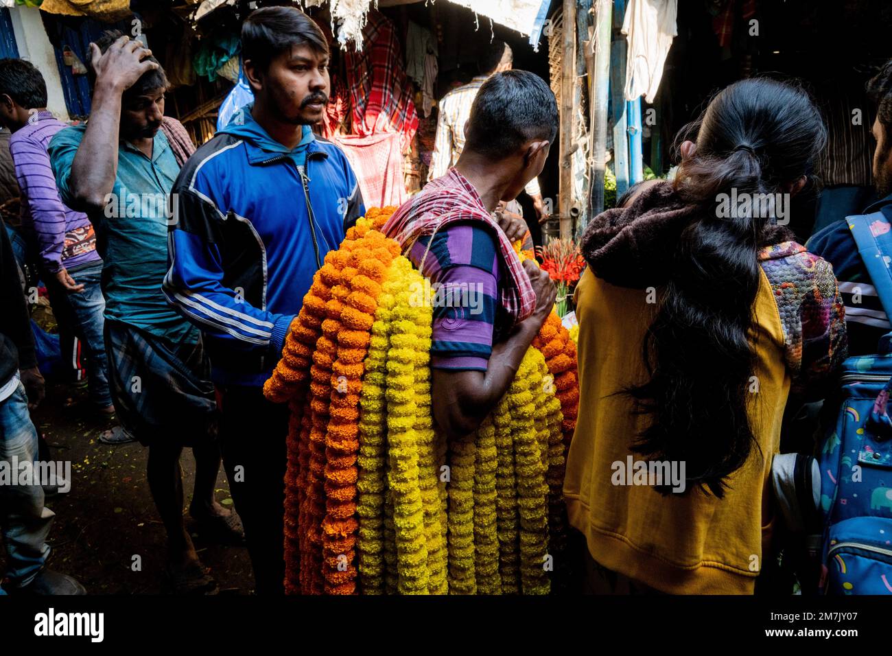 Kolkata, India. 10th Jan, 2023. Sellers arrange flowers at the Kolkata Flower Market while people begin to arrive in West Begal as a part of the mass pilgrimage for Gangasagar Mela 2023. Credit: Matt Hunt/Neato/Alamy Live News Stock Photo