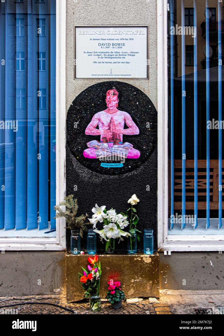 David Bowie Memorial. Memorial Plaque, Candles & flowers at Hauptstrasse 155, Berlin-Schoneberg, Germany. Bowie lived here from 1976-1978 Stock Photo