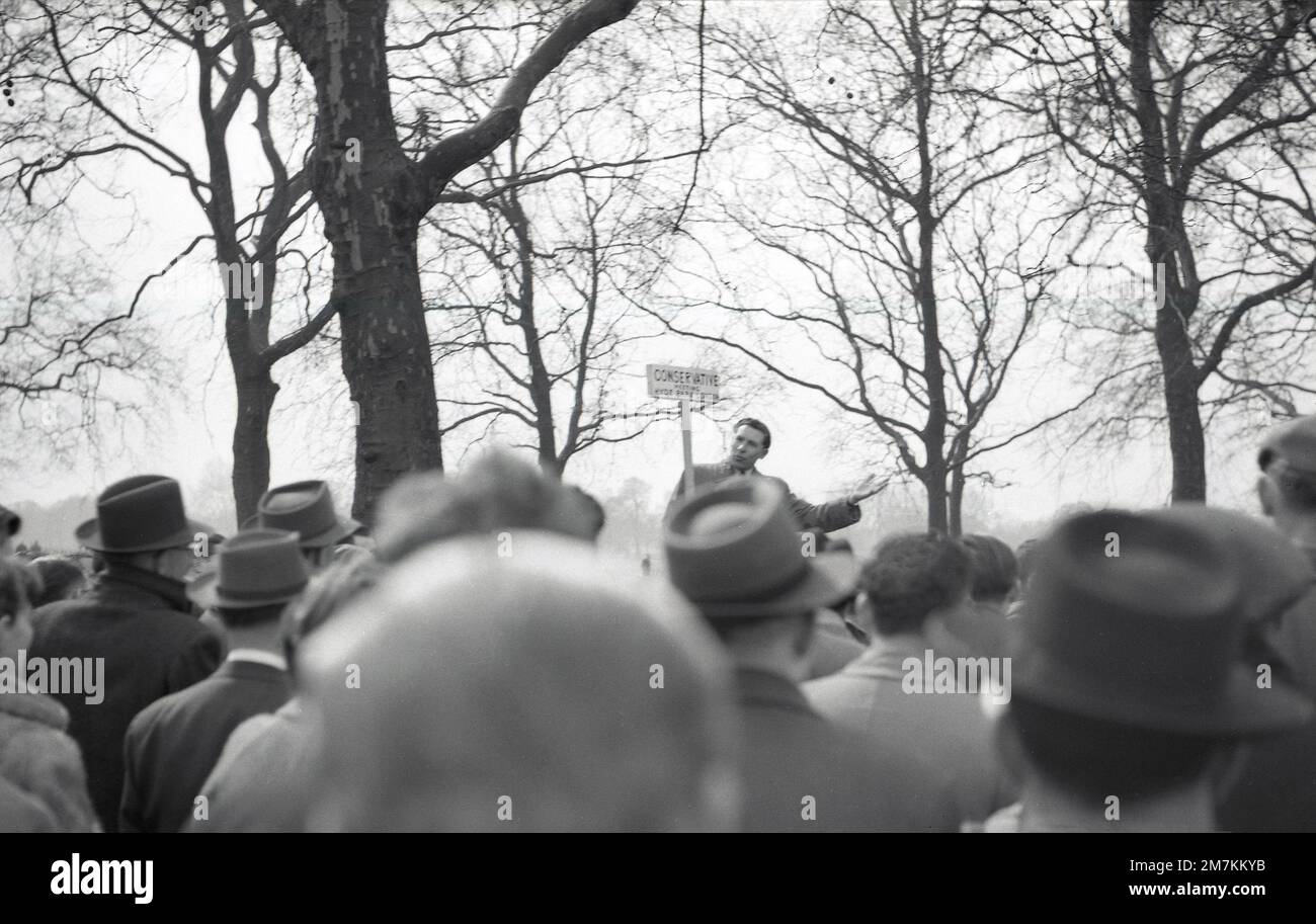 1955, historical, a man holding a placard, Conservative Meeting, at Speakers Corner in London's Hyde Park Corner, England, UK. Since the mid-1800s, an area in the Royal Park has been a place for a Sunday soapbox for people to communicate to the masses, including notable figures such as George Orwell and Karl Marx. Stock Photo