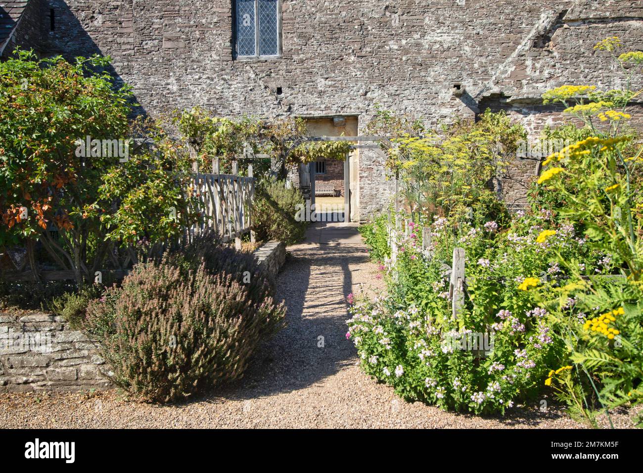 English manor house and garden hi-res stock photography and images - Alamy