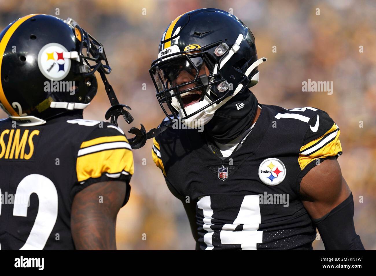 Pittsburgh Steelers wide receiver Steven Sims (82) runs the ball