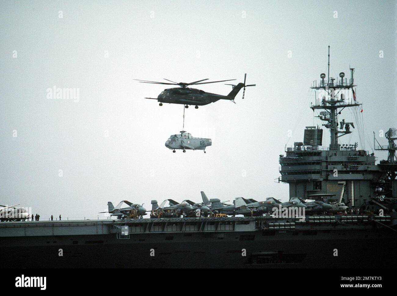 A Helicopter Combat Support Squadron 4 (HC-4) CH-53E Super Stallion ...