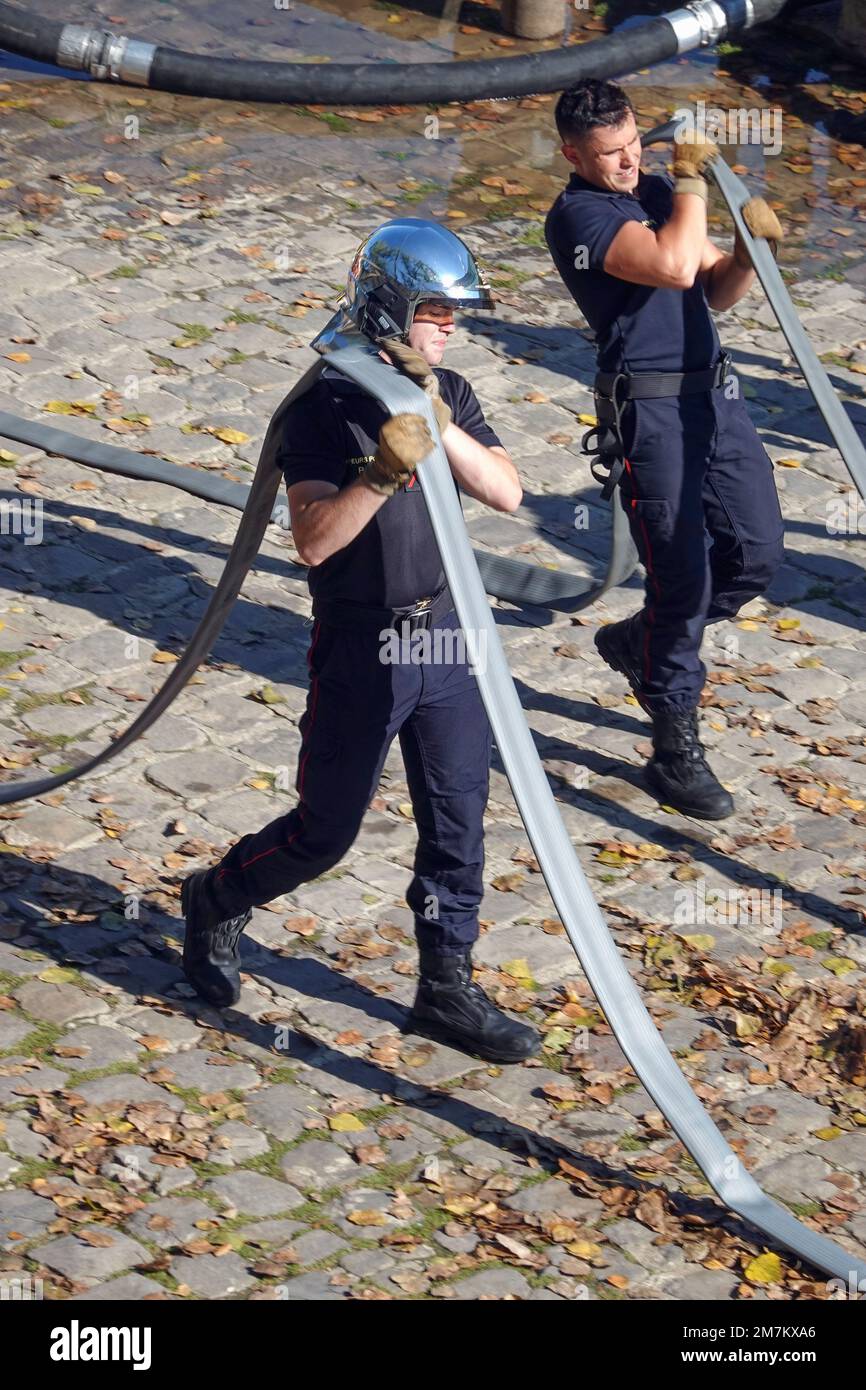 France, Paris, A fireman squad training on the Seine river bank   Photo © Fabio Mazzarella/Sintesi/Alamy Stock Photo Stock Photo