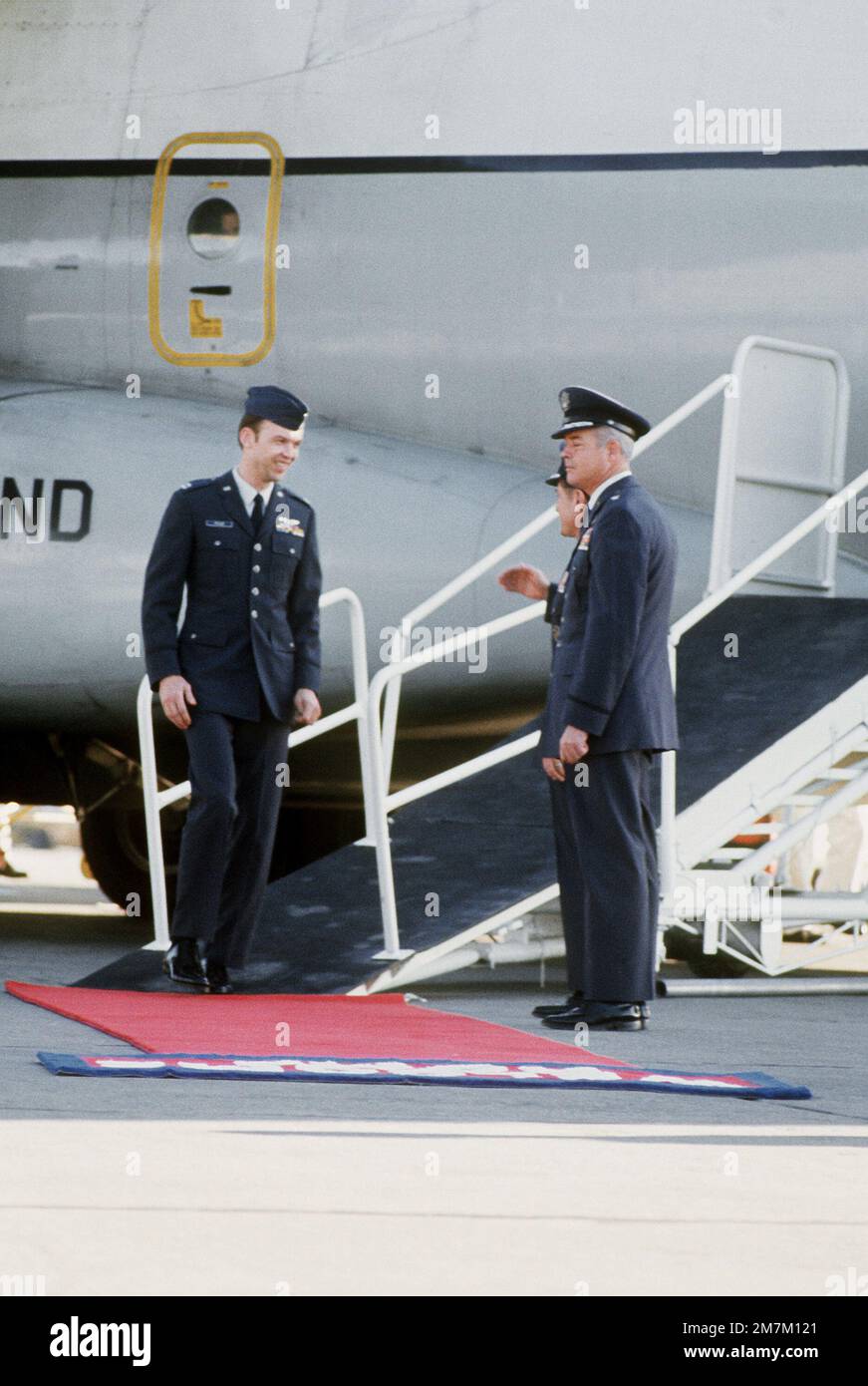 Former POW and U.S. Air Force CPT Darrel Edwin Pyle is greeted by MGEN John Gonge, Commander 22nd Air Force and BGEN Ralph Saunders after his arrival from Clark Air Base, Philippines. CPT Pyle was captured on 13 Jun 66 and released by the North Vietnamese in Hanoi on 12 Feb 73. Subject Operation/Series: HOMECOMING Base: Travis Air Force Base State: California (CA) Country: United States Of America (USA) Stock Photo