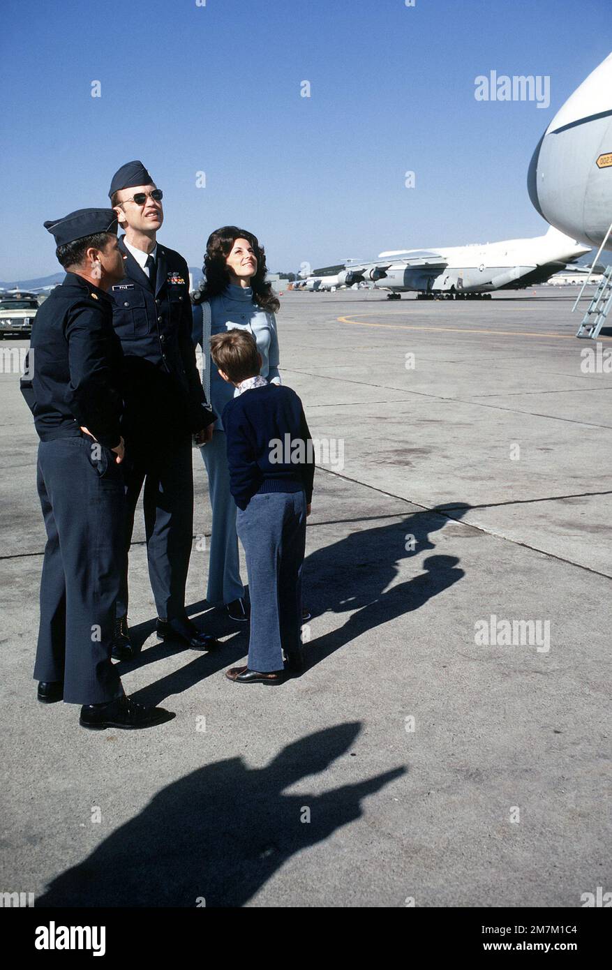 Former POW and U.S. Air Force CPT Darrel Edwin Pyle, wife Karen, son and an escort look over the giant C-5 Galaxy aircraft on the flight line. CPT Pyle was captured on 13 Jun 66 and released by the North Vietnamese in Hanoi on 12 Feb 73. Subject Operation/Series: HOMECOMING Base: Travis Air Force Base State: California (CA) Country: United States Of America (USA) Stock Photo