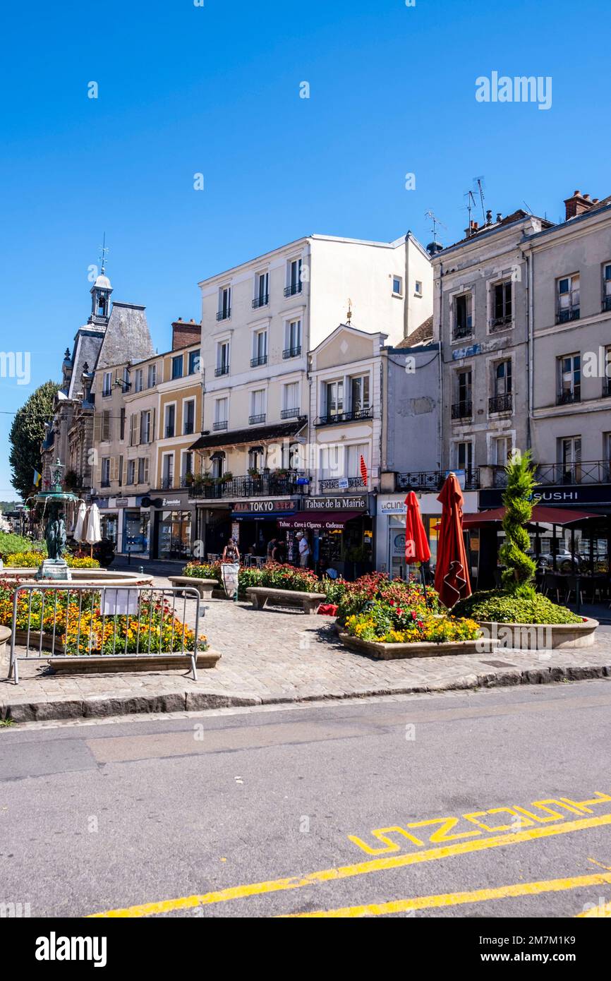 Fontainebleau (Paris area, France): park and building facades in Òrue GrandeÓ street, in the town center Stock Photo