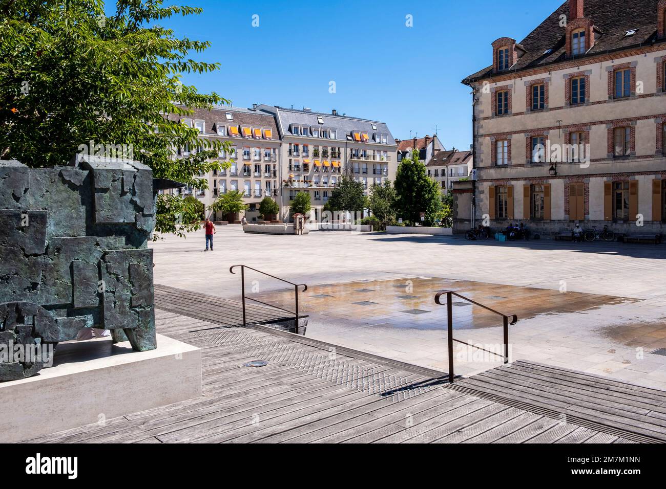 Fontainebleau (Paris area, France): 'place du marche' square in the city centre. Building facades giving onto the pedestrianized square the tourist of Stock Photo
