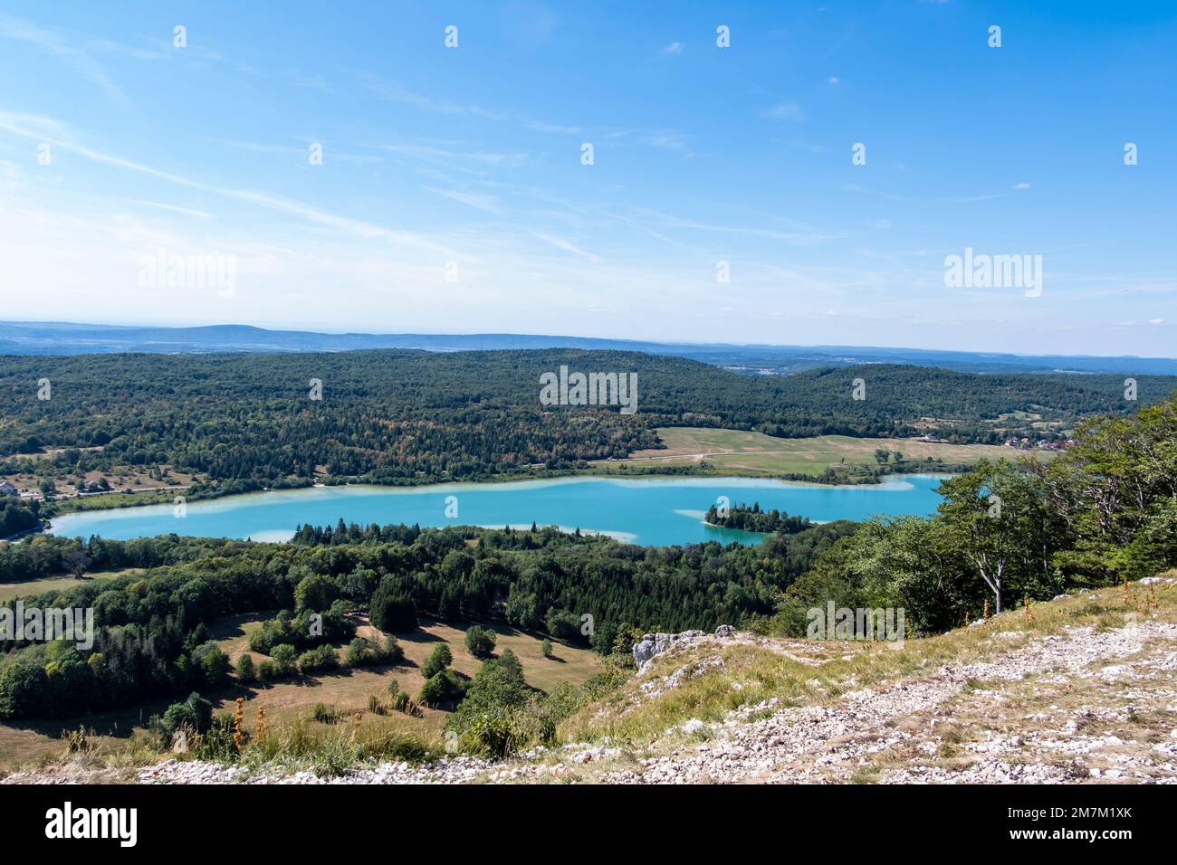 La Chaux-du-Dombief (central-eastern France): Lake Ilay viewed from the “Belvedere des quatre lacs” (Four Lakes Belvedere) on the “Pic de l’Aigle” mou Stock Photo
