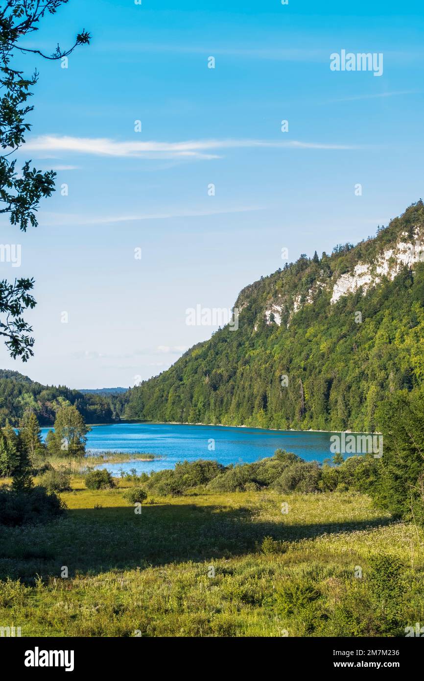 La Chaux-du-Dombief (central-eastern France): Lake Grand Maclu and cliff of the “Belvedere des quatre lacs” (Four Lakes Belvedere). Lake and forest in Stock Photo