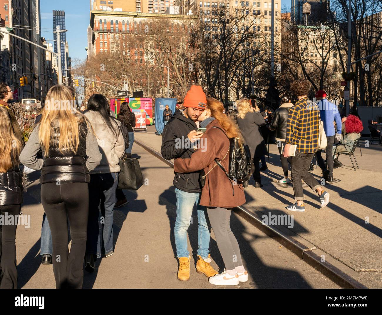 A couple smooches in Flatiron Plaza in New York on New Year’s Day, Sunday, January 1, 2023.  (© Richard B. Levine) Stock Photo