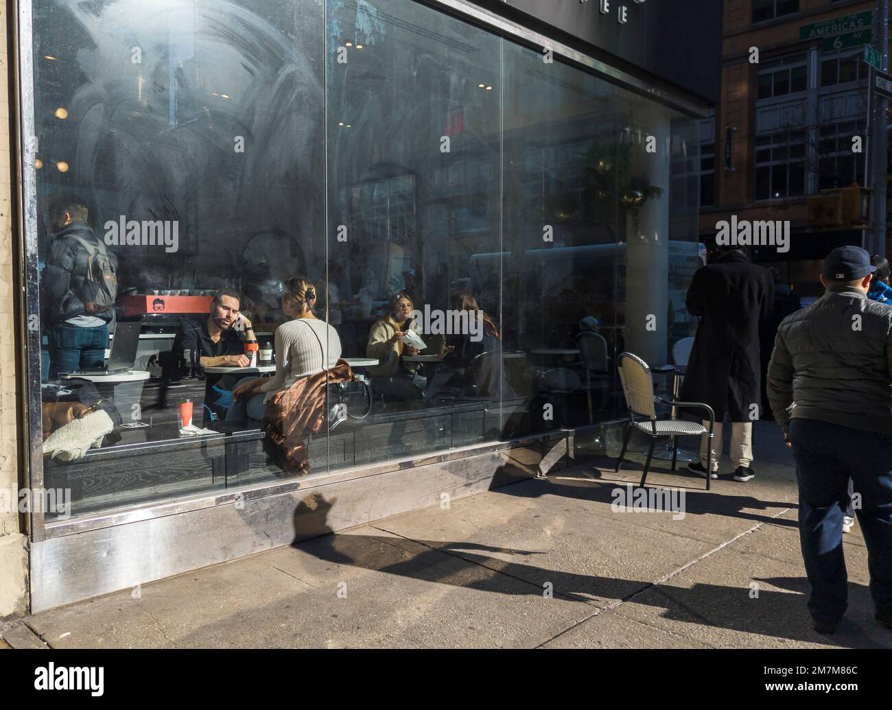 A crowded coffee shop in Chelsea in New York on Friday, December 30, 2022. (© Richard B. Levine
