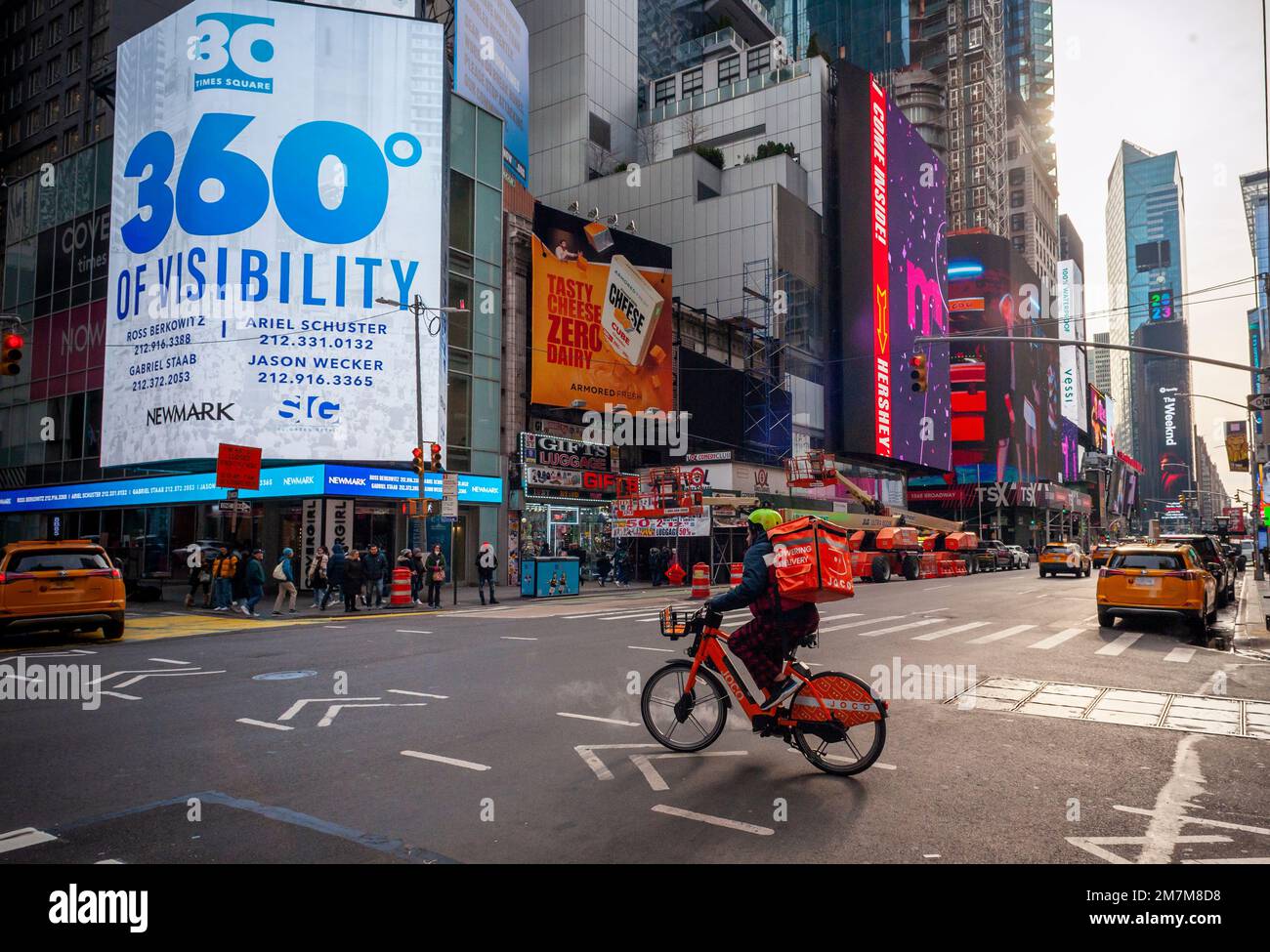 Bicycle delivery from Joco in Times Square in New York on Sunday, January 8, 2023. (© Richard B. Levine) Stock Photo