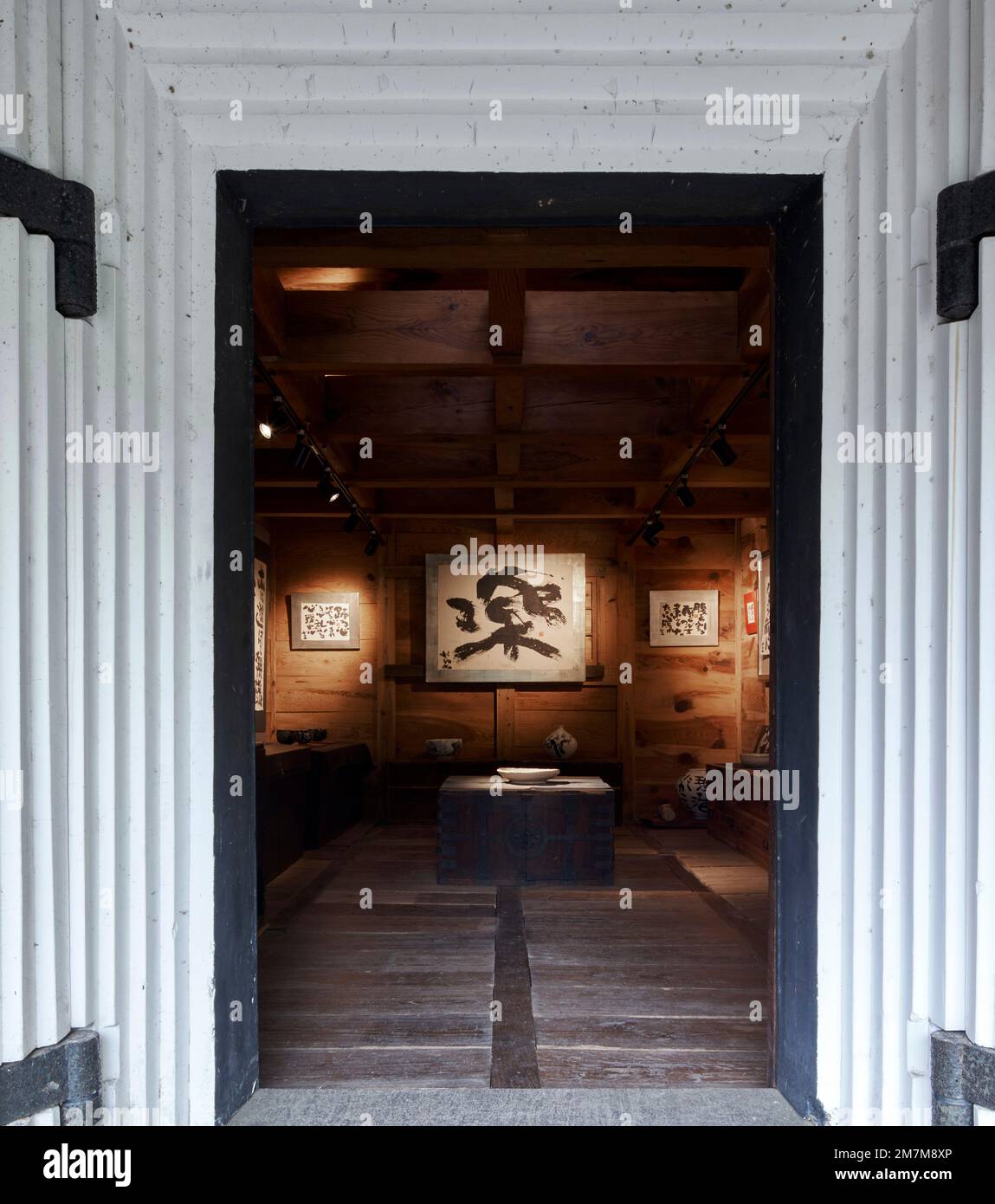 Gallery space from outside. Kura Gallery for Tokiko Kato, Kamogawa, Japan. Architect: Atelier Bow Wow , 2022. Stock Photo