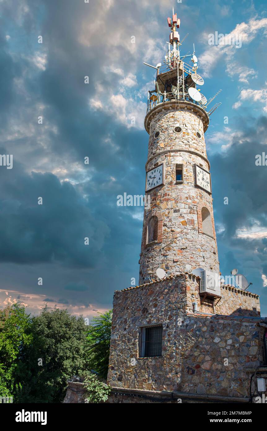 Vista de la torre del Trabajo con reloj y antenas de telecomunicaciones en la plaza Italia de Cáceres, España Stock Photo