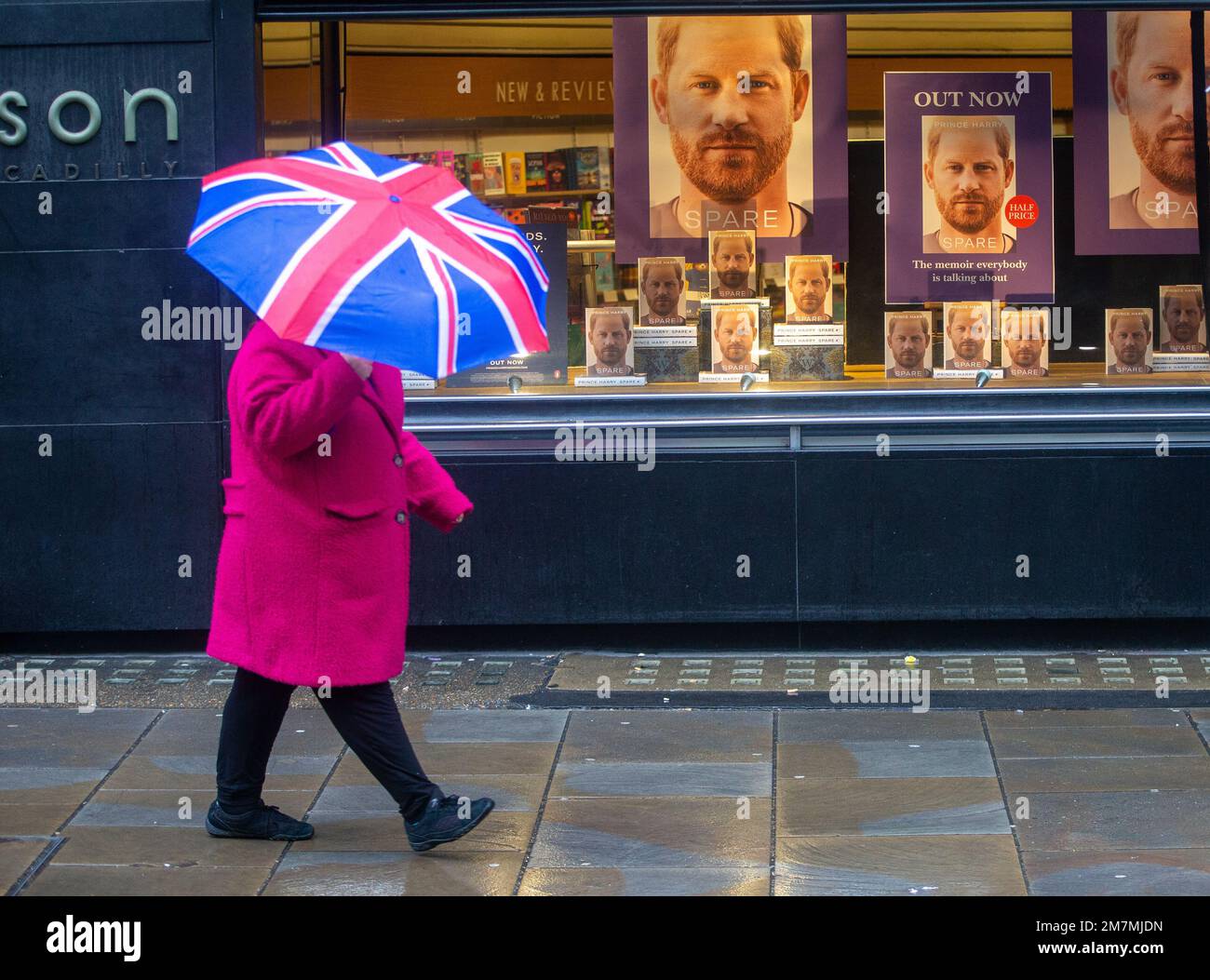 London, England, UK. 10th Jan, 2023. A bookstore window in central London is seen as Prince Harry's book 'Spare' is launched in London, (Credit Image: © Tayfun Salci/ZUMA Press Wire) EDITORIAL USAGE ONLY! Not for Commercial USAGE! Stock Photo
