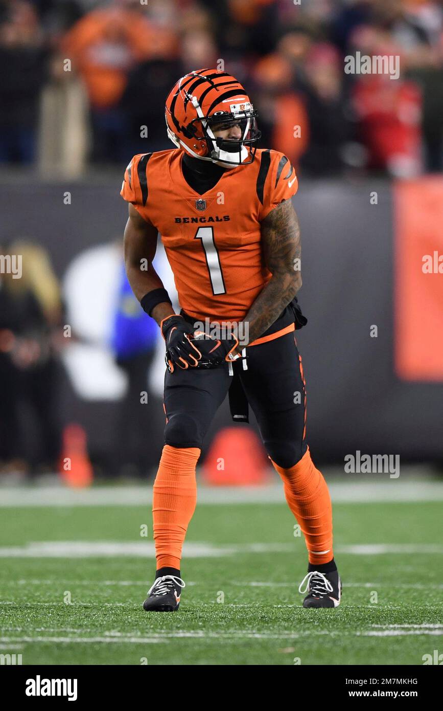 Cincinnati Bengals wide receiver Ja'Marr Chase (1) lines up against Kansas  City Chiefs cornerback L'Jarius Sneed (38) during an NFL football game,  Sunday, Dec. 4, 2022, in Cincinnati. (AP Photo/Emilee Chinn Stock