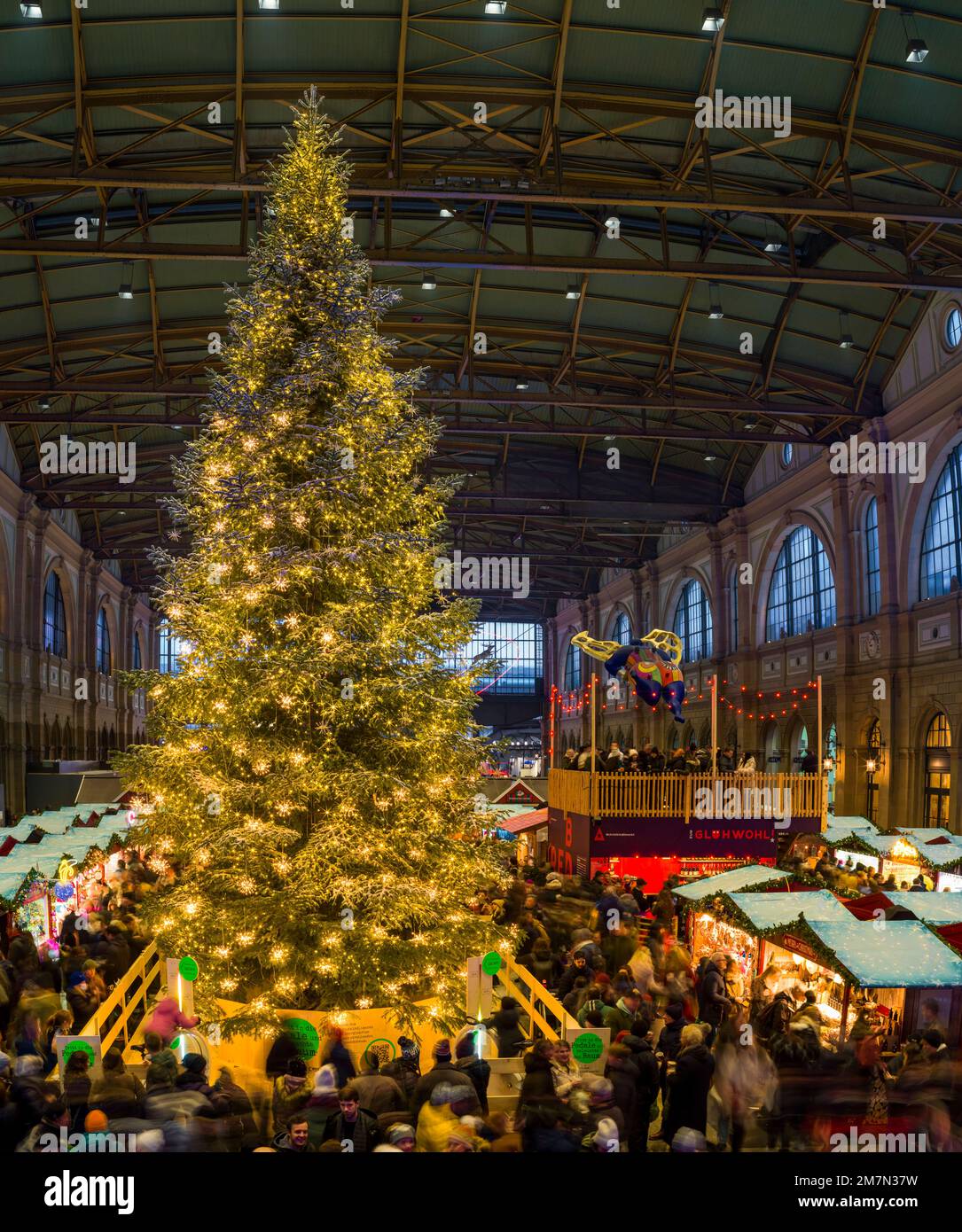 Christmas market at Zurich main station Stock Photo Alamy