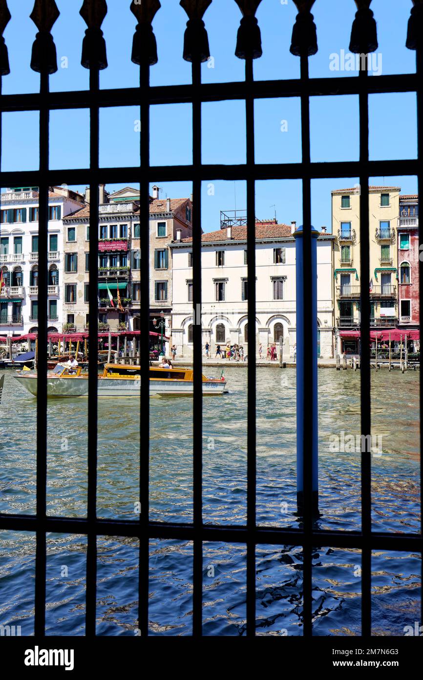 Lattice railings hi-res stock photography and images - Alamy