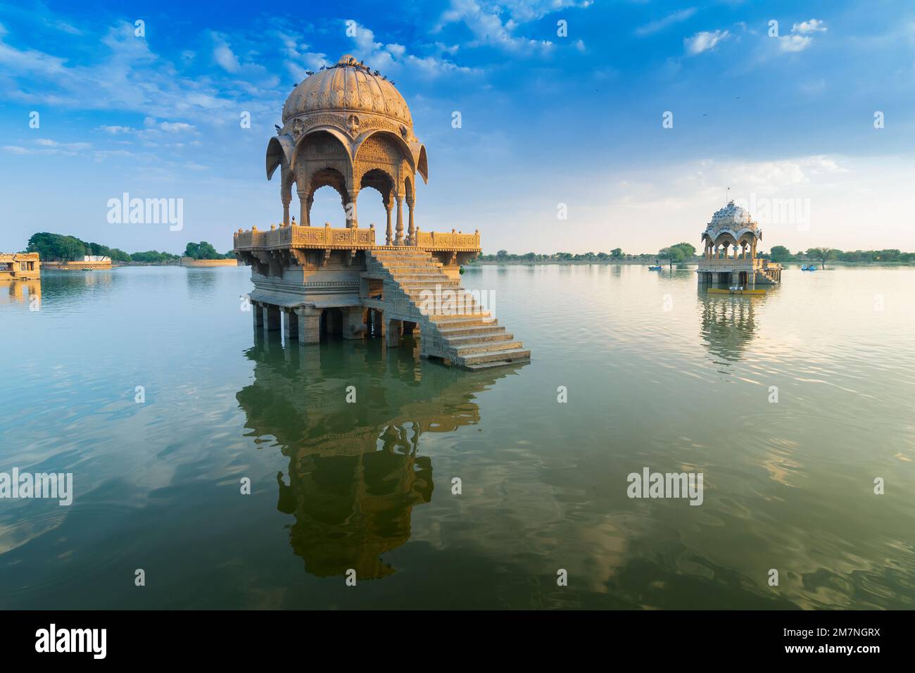 Chhatris, dome-shaped pavilions on Gadisar or Gadaria lake, Jaisalmer, Rajasthan, India. Built by King Rawal Jaisal,rebuilt by Gadsi Singh. Stock Photo