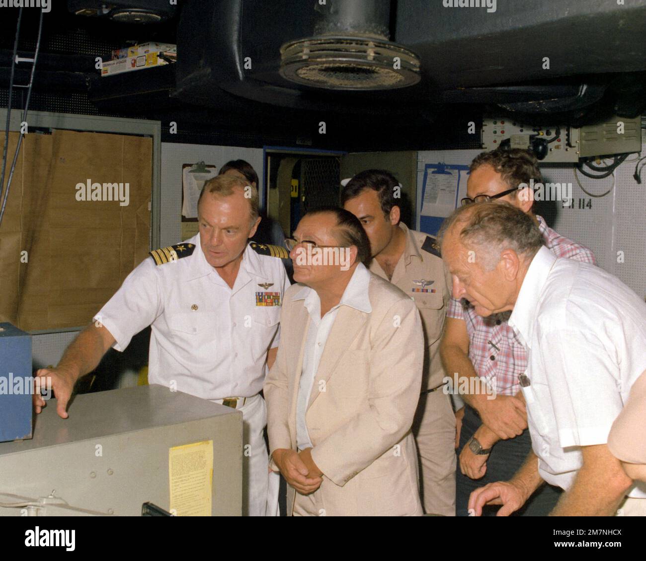 CAPT Thomas C. Watson Jr., left, give distinguished guests a tour of the combat information center (CIC) aboard the aircraft carrier USS INDEPENDENCE (CV-62). Country: Mediterranean Sea (MED) Stock Photo