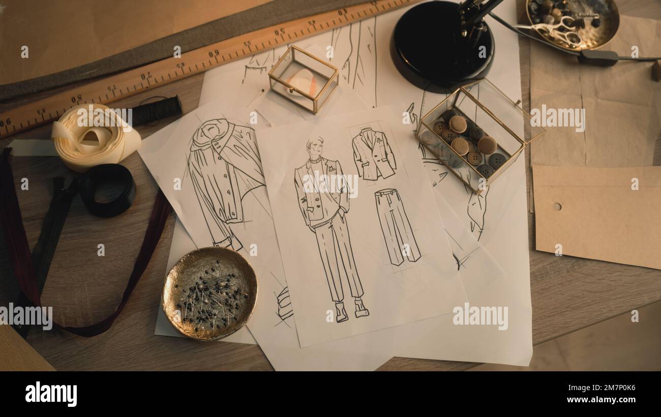 Organizador con hilos en mesa en moderno atelier Fotografía de stock - Alamy
