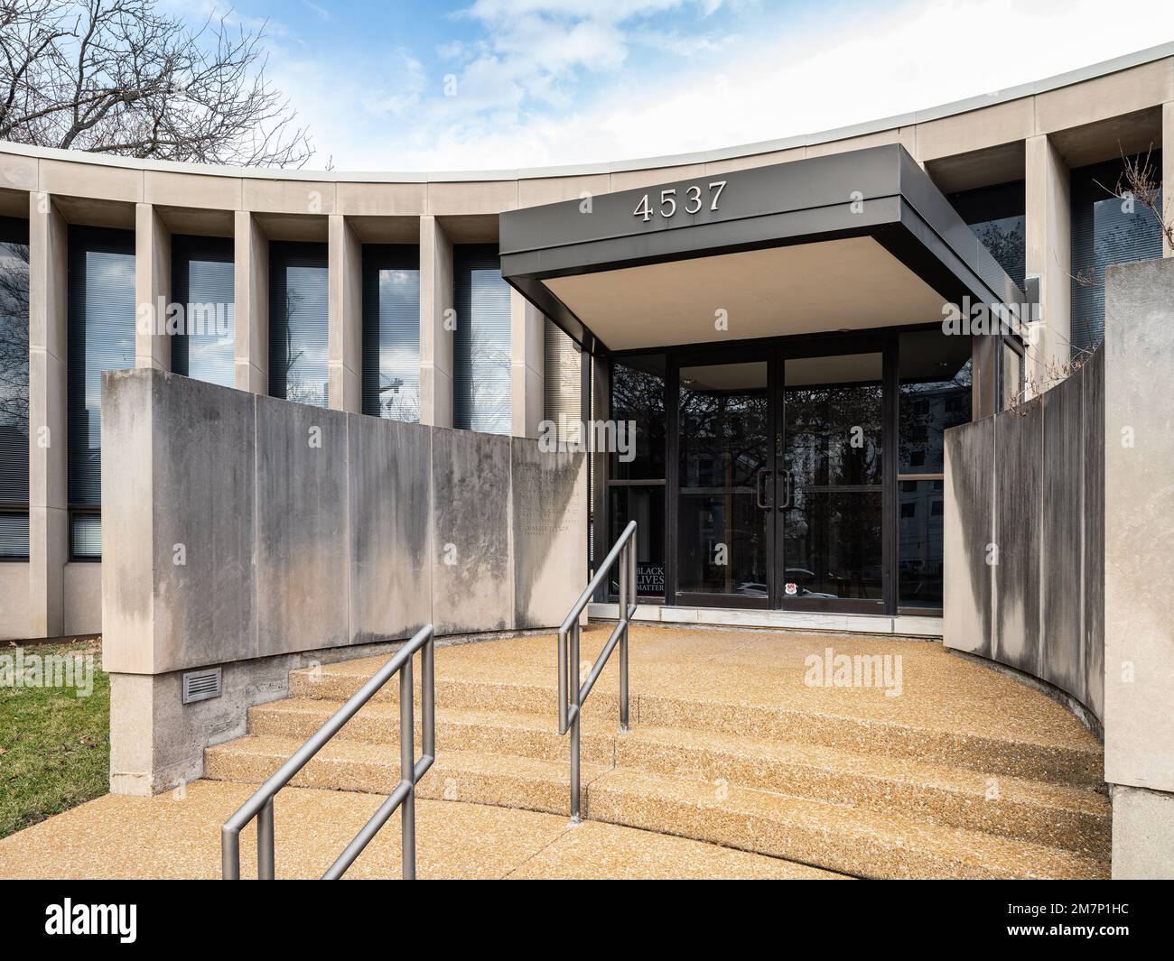 Public library branch exterior hi-res stock photography and images - Alamy
