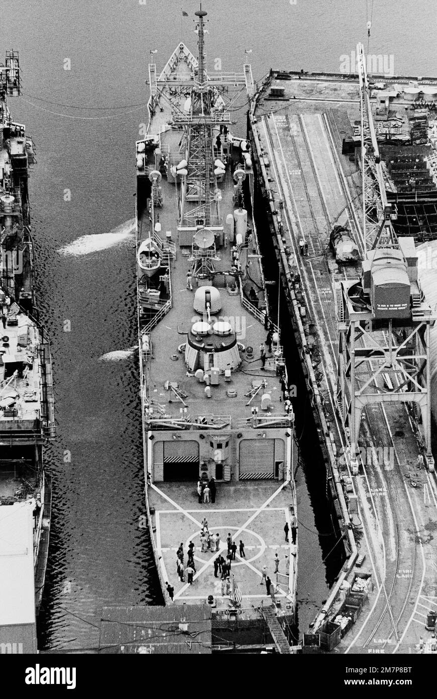 Aerial stern view of the guided missile frigate DUNCAN (FFG 10) at 100 ...