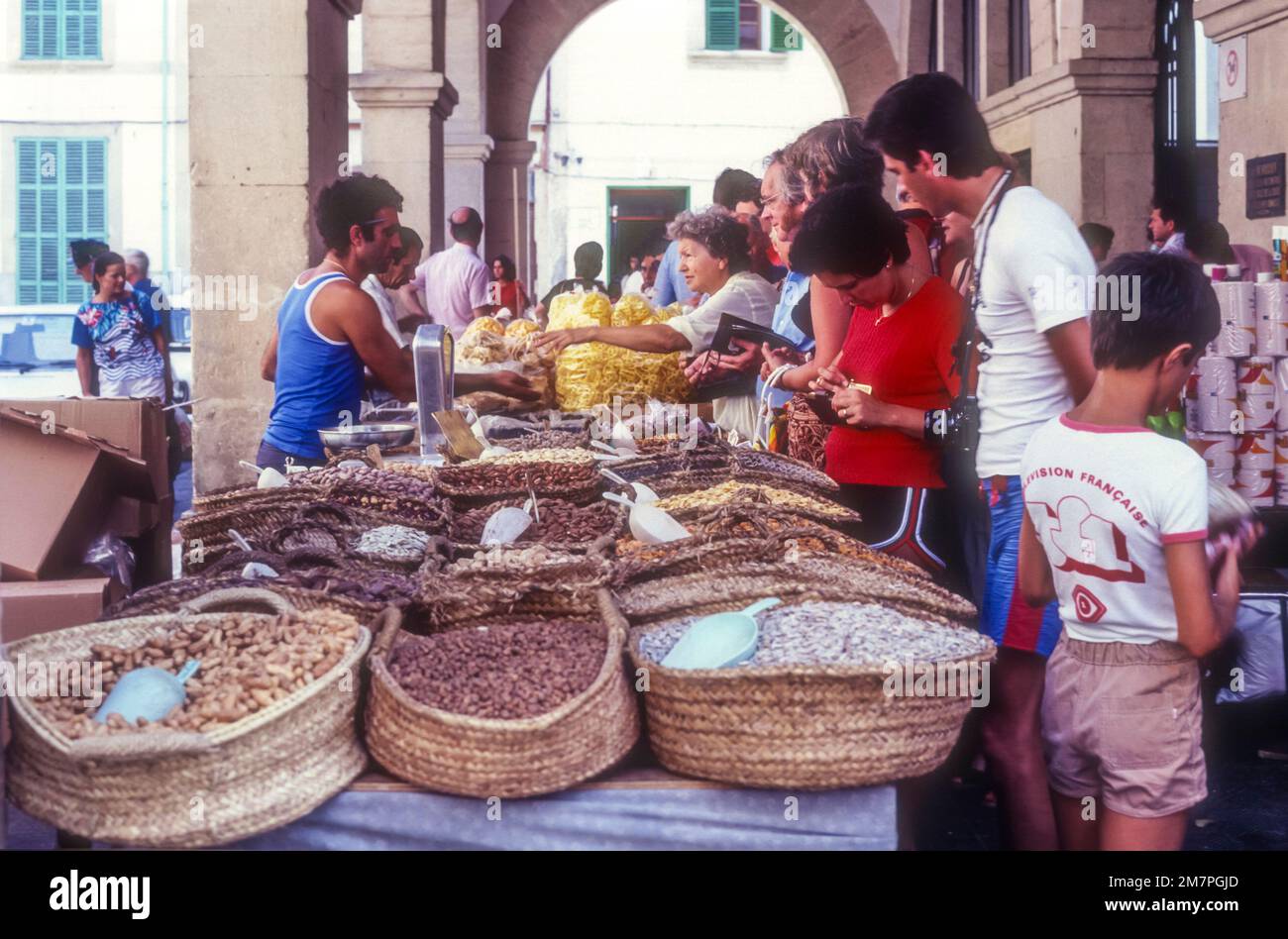 1981 archive image of tourists at a stall on Felanitx market, Majorca, Spain. Stock Photo