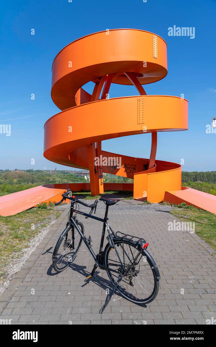 Halde Franz, Haldenzeichen, Radfahren im Ruhrgebiet, Halde Franz, Haldenzeichen, oranger, Schneckenhaus-Förmiger Aussichtsturm, Hamm, NRW, Deutschland Stock Photo