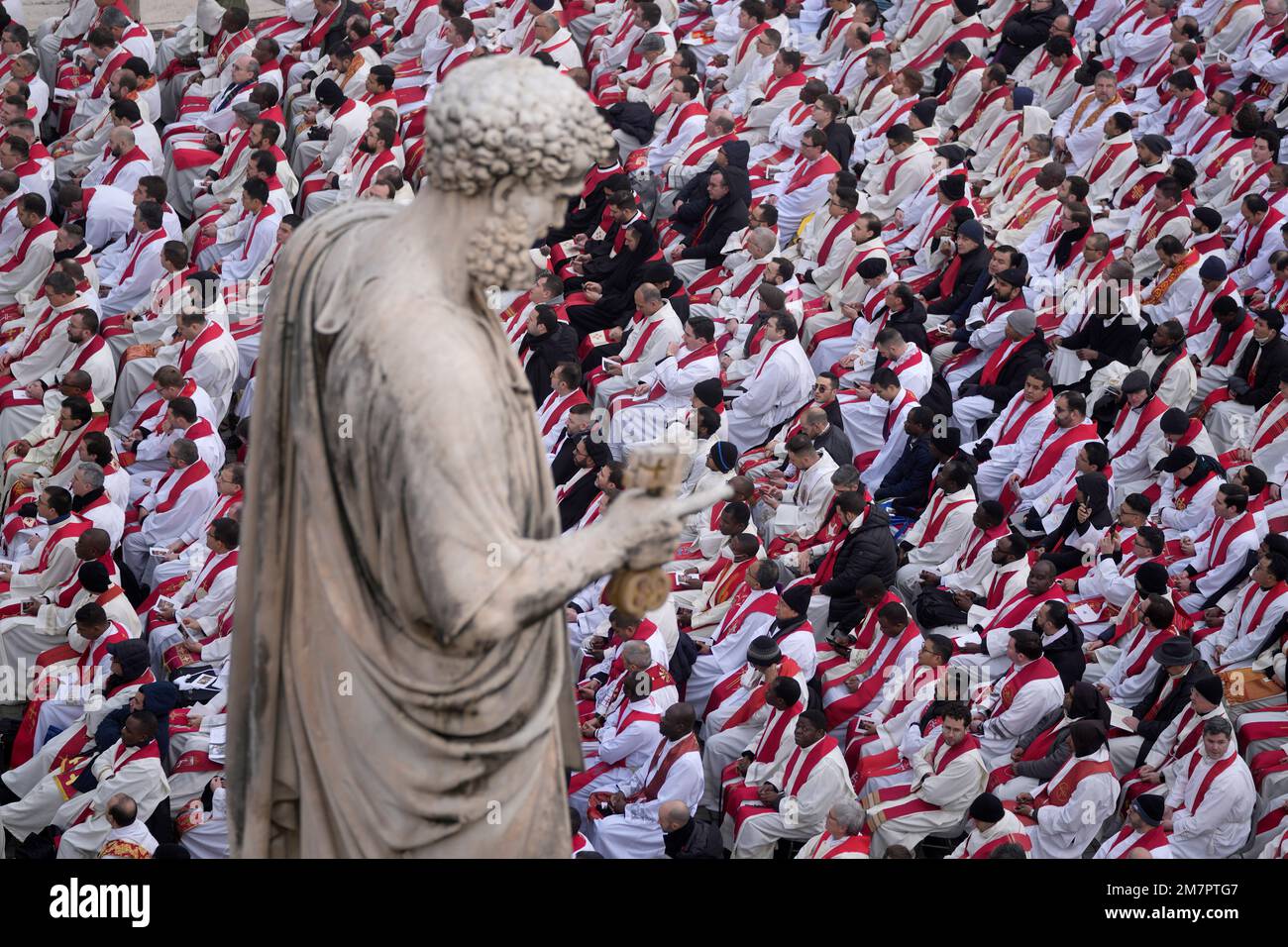 Faithful attend the funeral mass for late Pope Emeritus Benedict XVI in ...