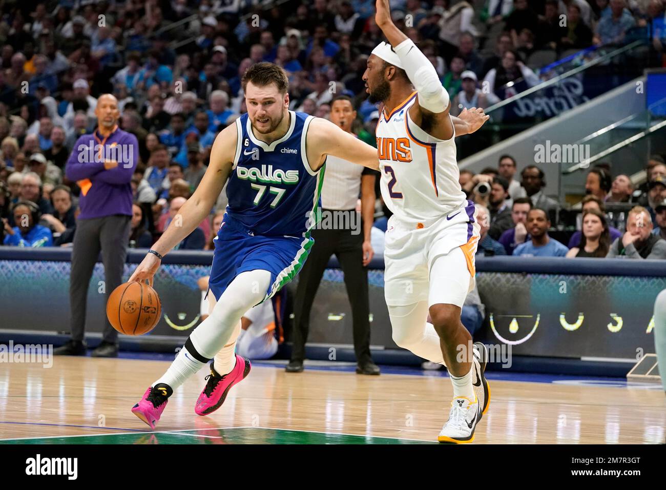 Dallas Mavericks guard Luka Doncic (77) drives against Phoenix Suns ...