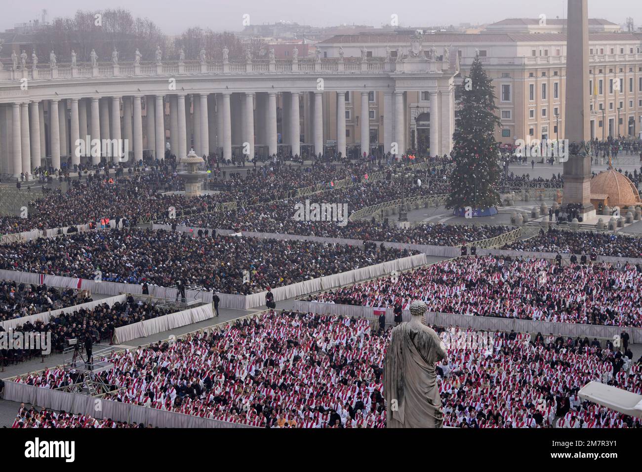 Faithful attend the funeral mass for late Pope Emeritus Benedict XVI in ...