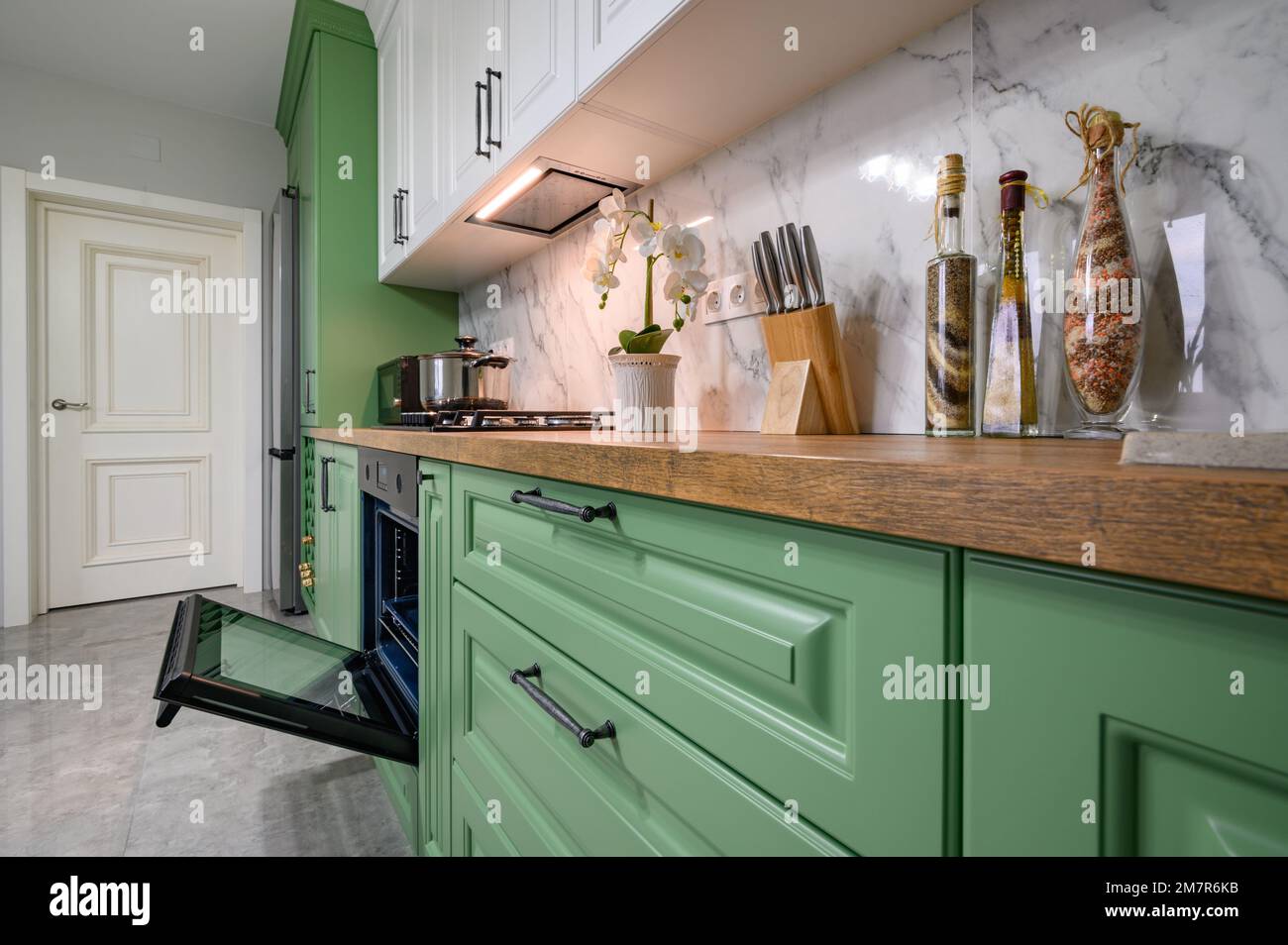 https://c8.alamy.com/comp/2M7R6KB/green-and-white-colored-modern-kitchen-details-closeup-2M7R6KB.jpg