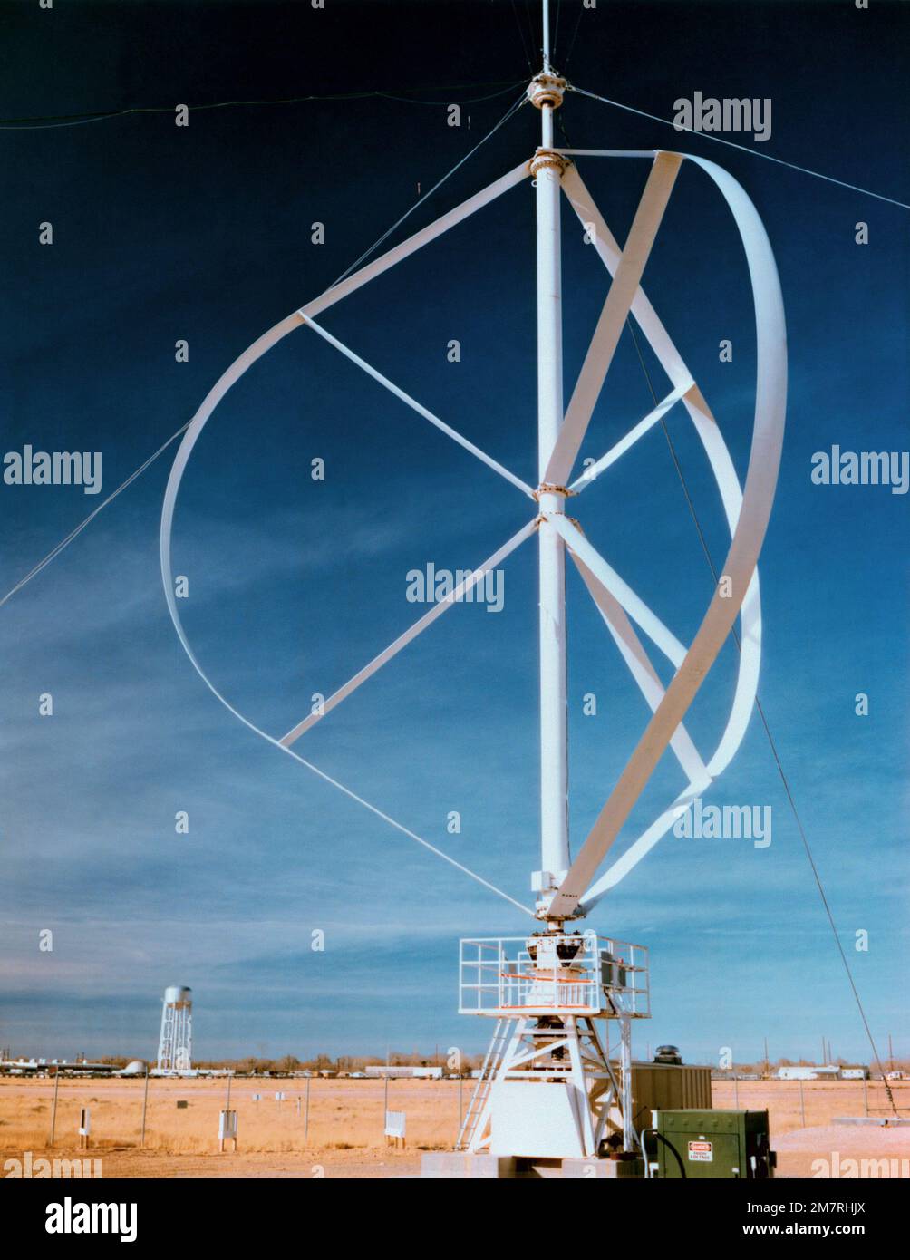 A view of a vertical axis wind turbine of the Darrieus design. This machine is 17 meters high and produces up to 150 kilowatts of wind power. State: New Mexico (NM) Country: United States Of America (USA) Stock Photo