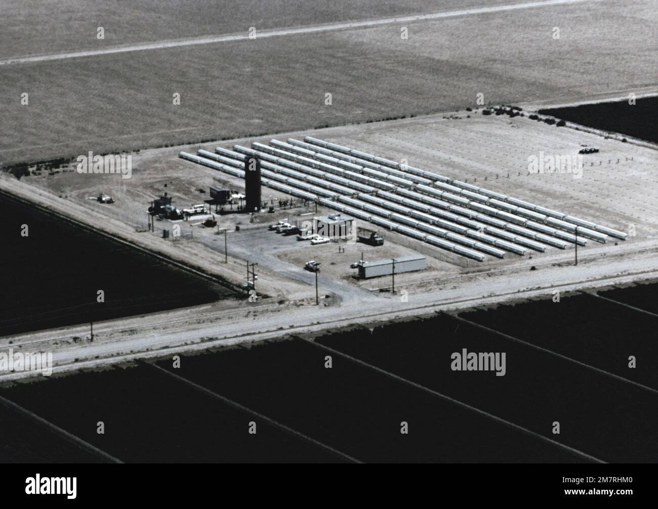 An aerial view of a 150-kilowatt parabolic trough solar-electric power plant. This facility produces power to run pumps used for irrigation in a remote, dry area. The tower provides thermal storage. Base: Coolidge State: Arizona (AZ) Country: United States Of America (USA) Stock Photo