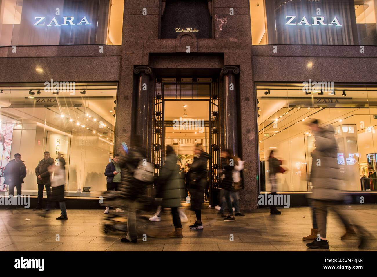 Zara, the Inditex store par excellence, is constantly making headlines.  Just a month ago, it opened its flagship store in the middle of Calle Juan  de Austria, the largest in the city,