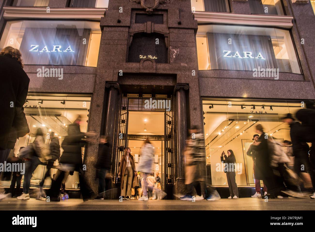 Zara, the Inditex store par excellence, is constantly making headlines.  Just a month ago, it opened its flagship store in the middle of Calle Juan  de Austria, the largest in the city,