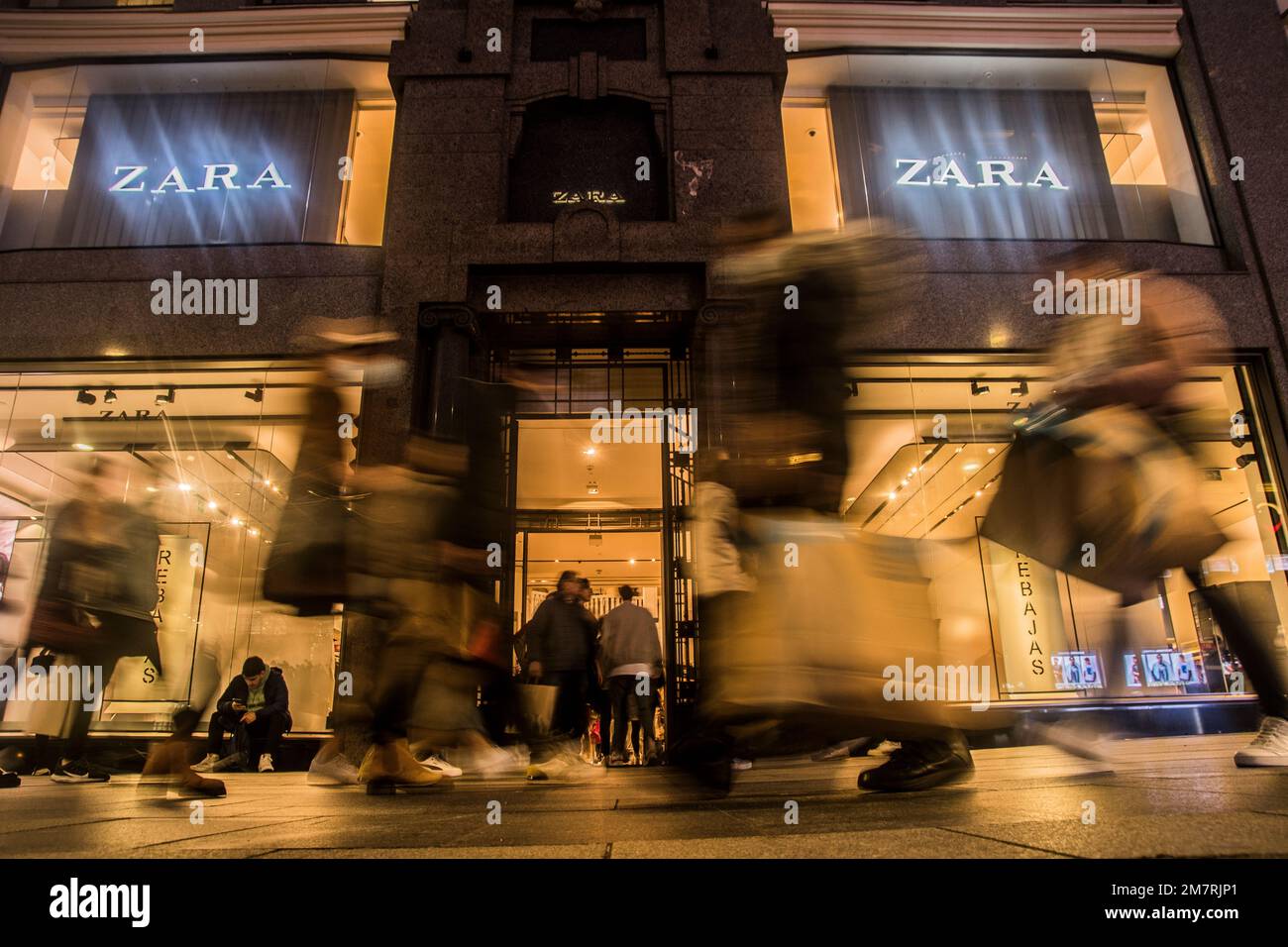 Zara, the Inditex store par excellence, is constantly making headlines.  Just a month ago, it opened its flagship store in the middle of Calle Juan  de Austria, the largest in the city,