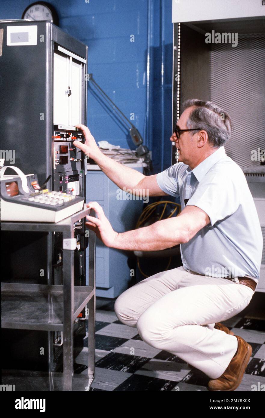 Victor Baisley tests the Gimbal Mount Controller, used to scan rocket flight instruments, at the Ultraviolet Calibration Facility, Air Force Geophysics Laboratory (AFGL). Base: Hanscom Air Force Base State: Massachusetts (MA) Country: United States Of America (USA) Stock Photo