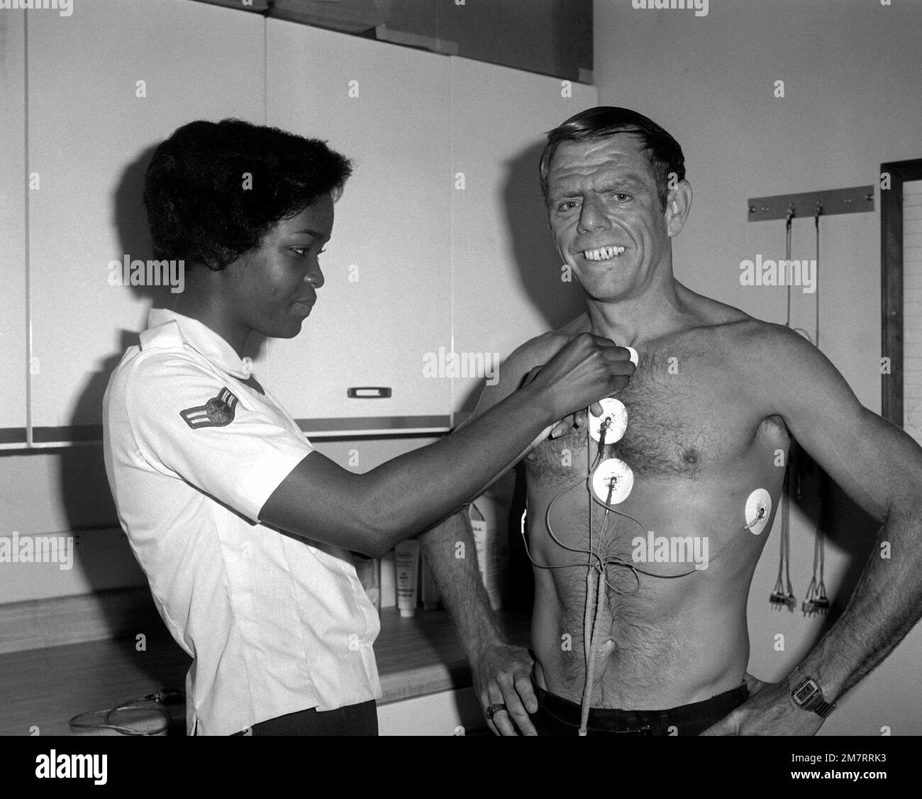 AIRMAN 1ST Class Sallie Jones, a scientific assistant at the U.S. Air Force School of Aerospace Medicine, attaches electrodes to the chest of a test subject. Base: Brooks Air Force Base State: Texas (TX) Country: United States Of America (USA) Stock Photo