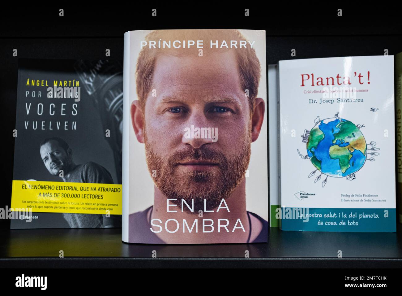 Barcelona, Spain. 10th Jan, 2023. The spanish edition of Prince Harry's memoir book, entitled 'En la Sombra', original title 'Spare', is seen on the shelves of 'Abacus' bookstore in the city center. (Photo by Davide Bonaldo/SOPA Images/Sipa USA) Credit: Sipa USA/Alamy Live News Stock Photo