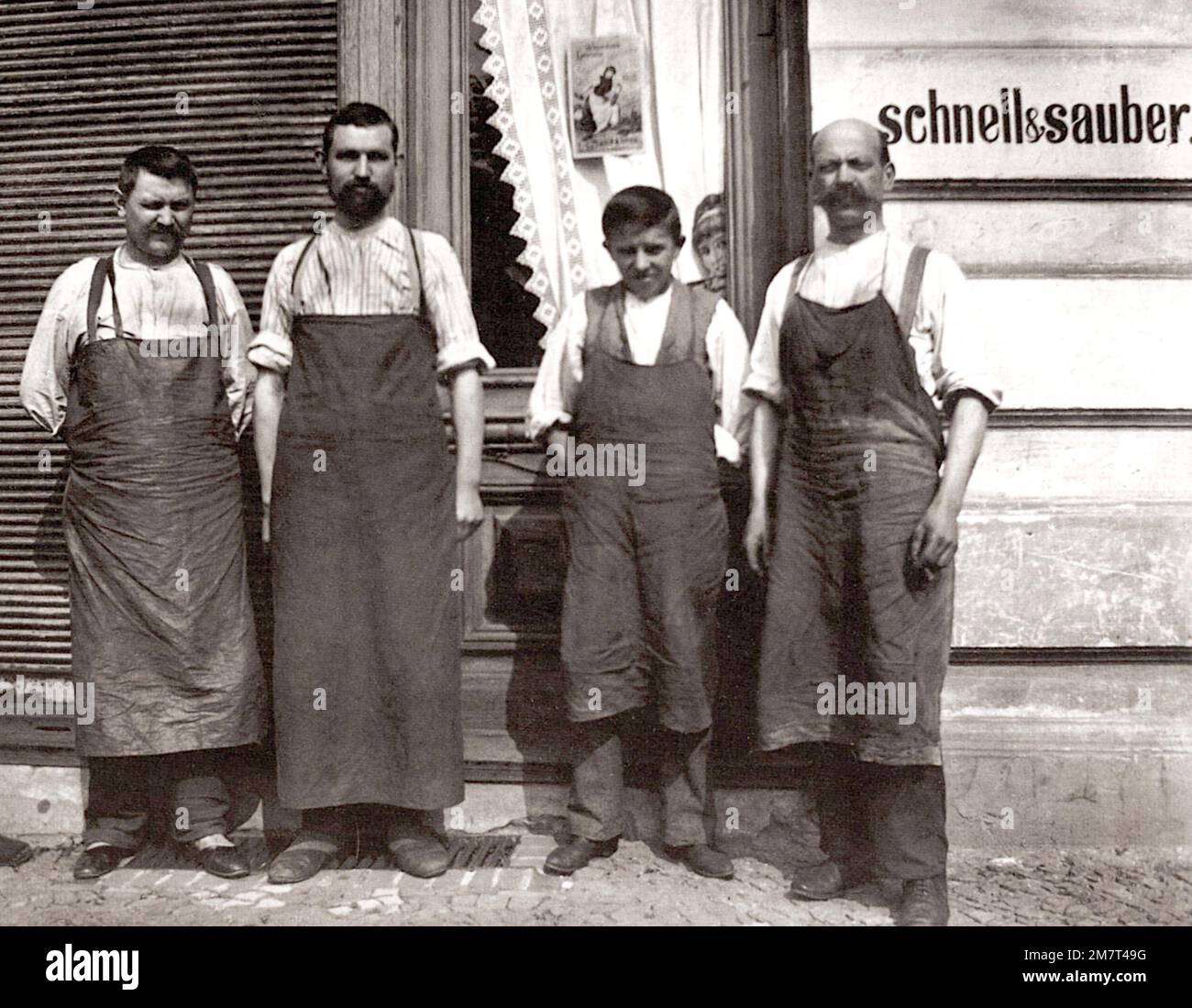 Heinrich Zille - Cobblers in front of their workshop - Berlin street scenes Stock Photo