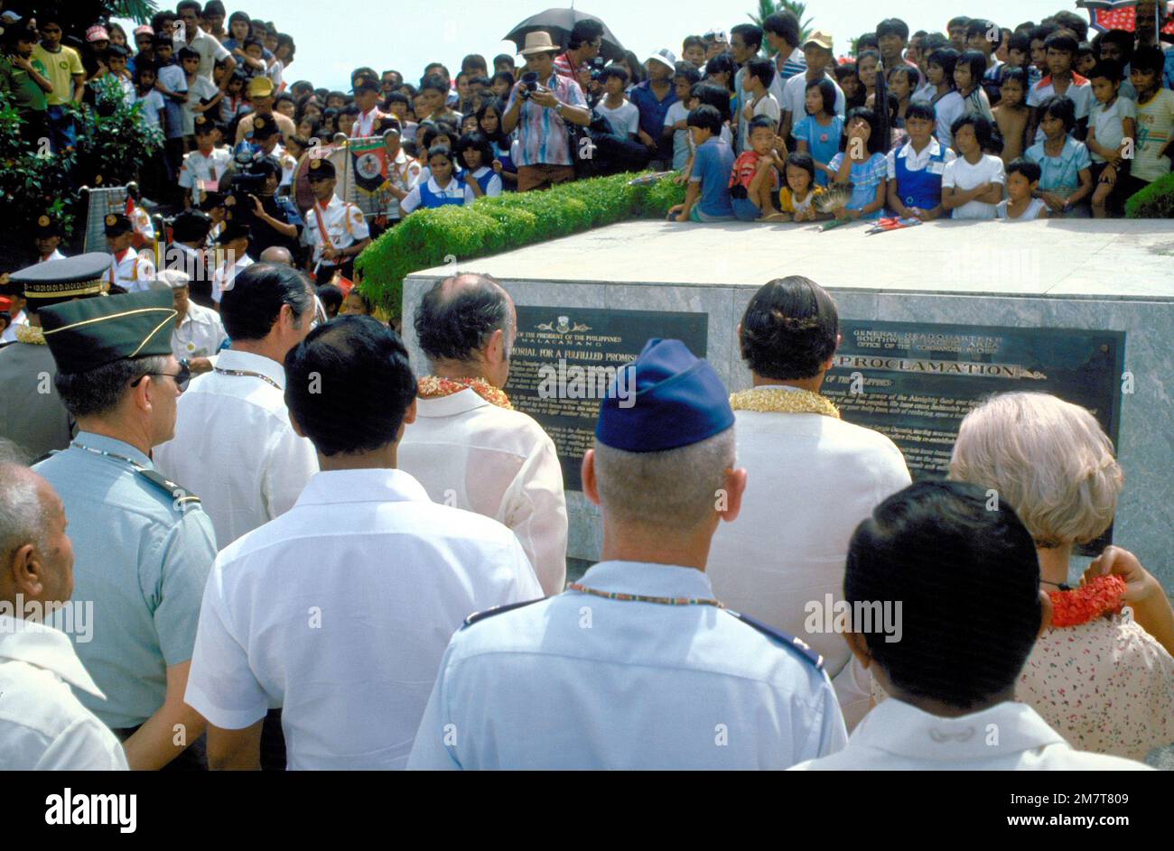 Participants observe a moment of silence near a monument in MacArthur Park during ceremonies commemorating GEN Douglas MacArthur's return here 37 years ago. MacArthur's return fulfilled his earlier and oft-quoted promise of 'I shall return'. Base: Leyte Country: Philippines Stock Photo