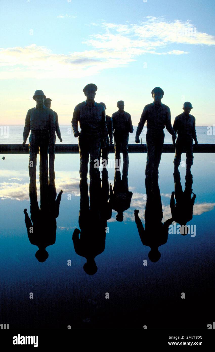 Silhouetted view of the life-like monument commemorating GEN Douglas MacArthur's return here on Oct. 20, 1944. MacArthur's return fulfilled his earlier and oft-quoted promise of 'I shall return'. Base: Leyte Island Country: Philippines (PHL) Stock Photo