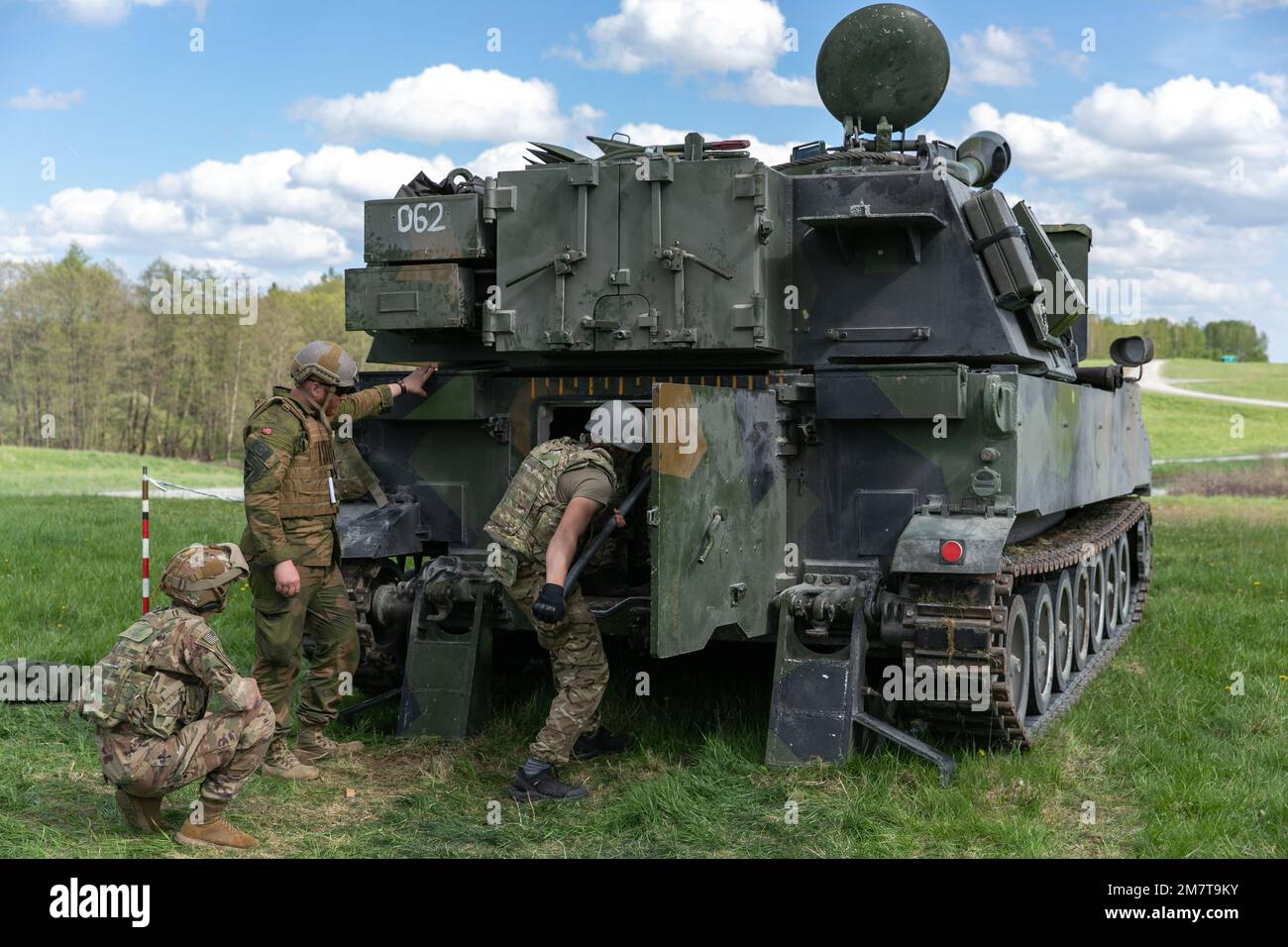 Ukrainian artillerymen load an M109 self-propelled howitzer, during training at Grafenwoehr Training Area, May 12, 2022. Soldiers from the U.S. and Norway trained Armed Forces of Ukraine artillerymen on the howitzers as part of security assistance packages from their respective countries. Stock Photo