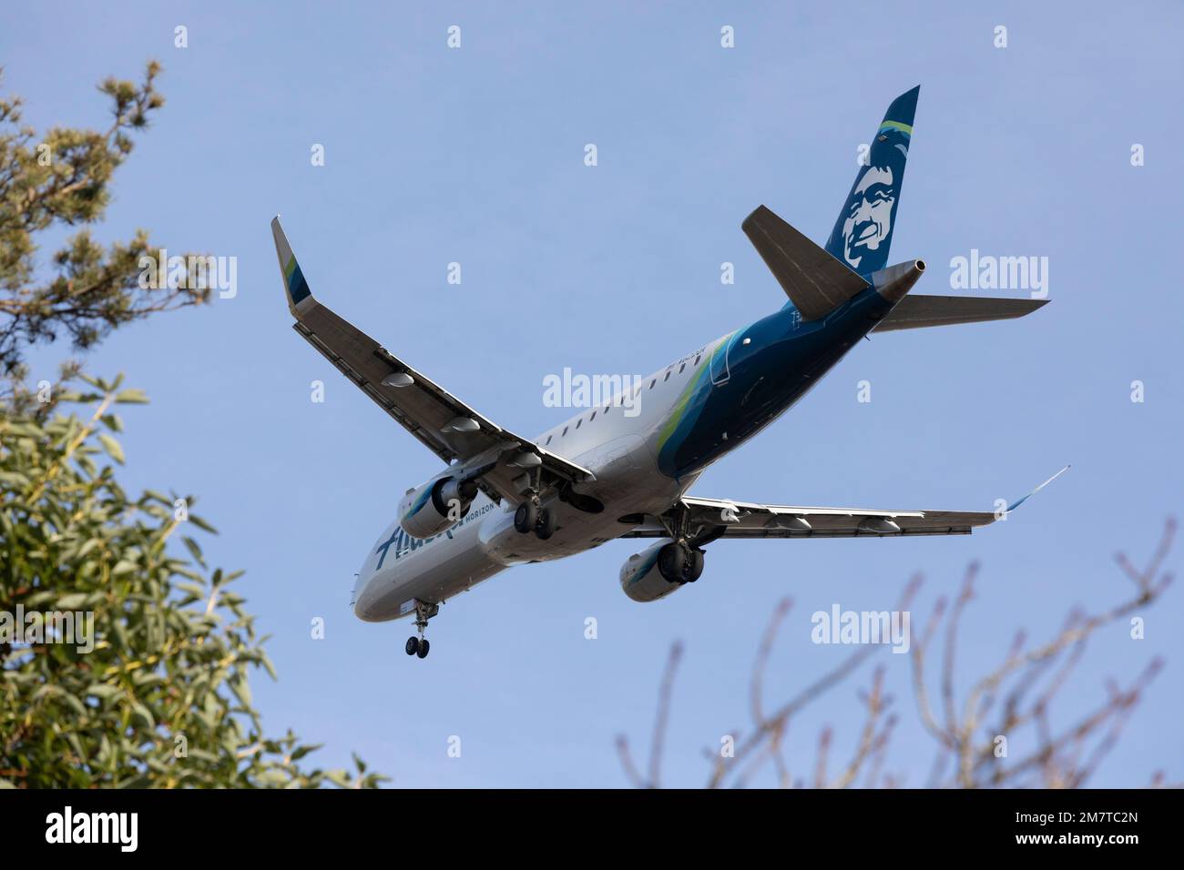 Alaska airlines embraer 175 hi-res stock photography and images