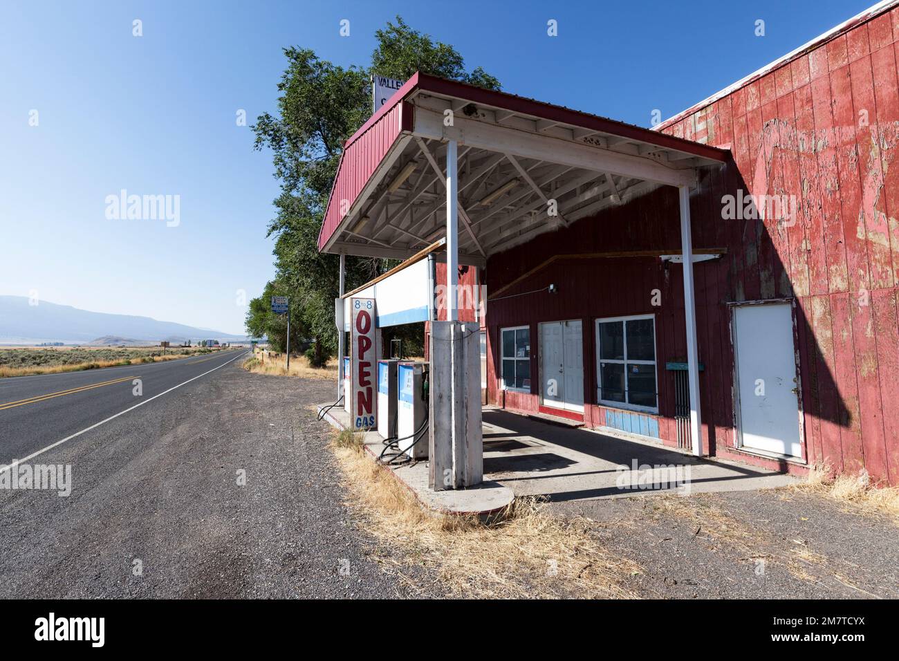 Closed gas station and store along US 395 in Valley Falls, Oregon. Stock Photo