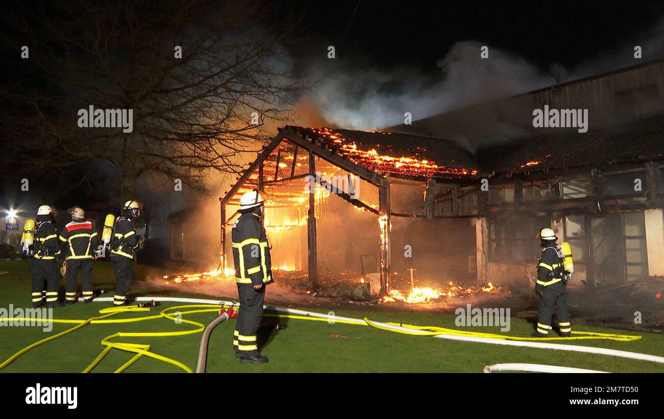 10 January 2023, Bönningstadt Firefighters extinguish the fire on a