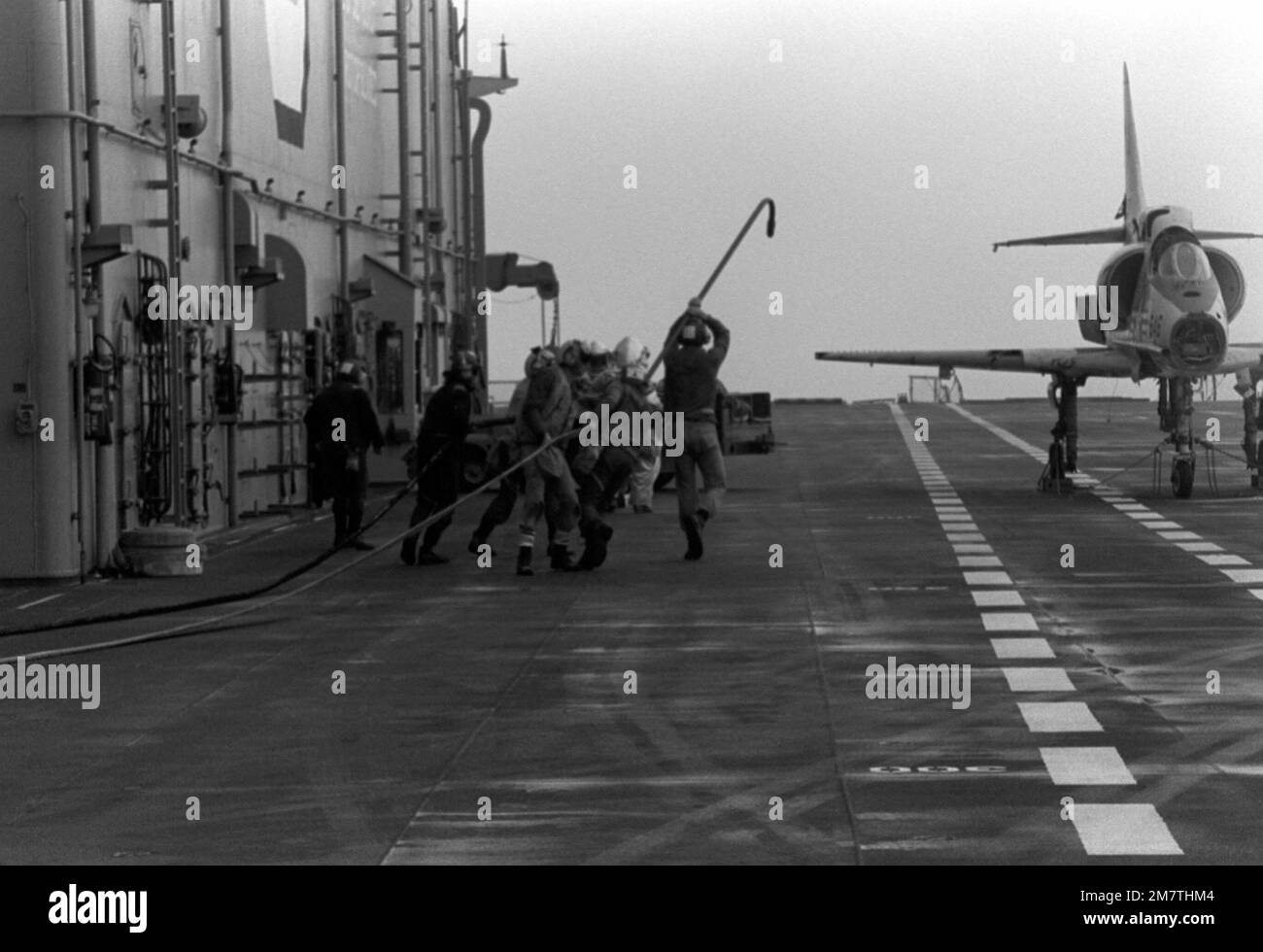 Crewmen aboard the amphibious assault ship USS PELELIU (LHA 5 ...